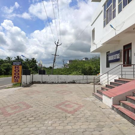 Subasree Cottage Tirunallar 外观 照片